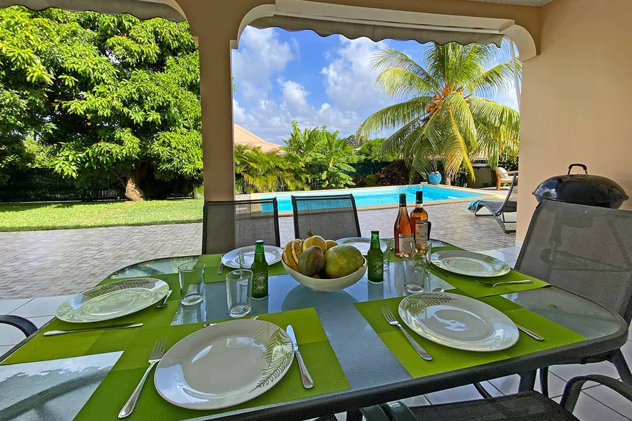 location villa le Vauclin piscine Cap Antilles table
