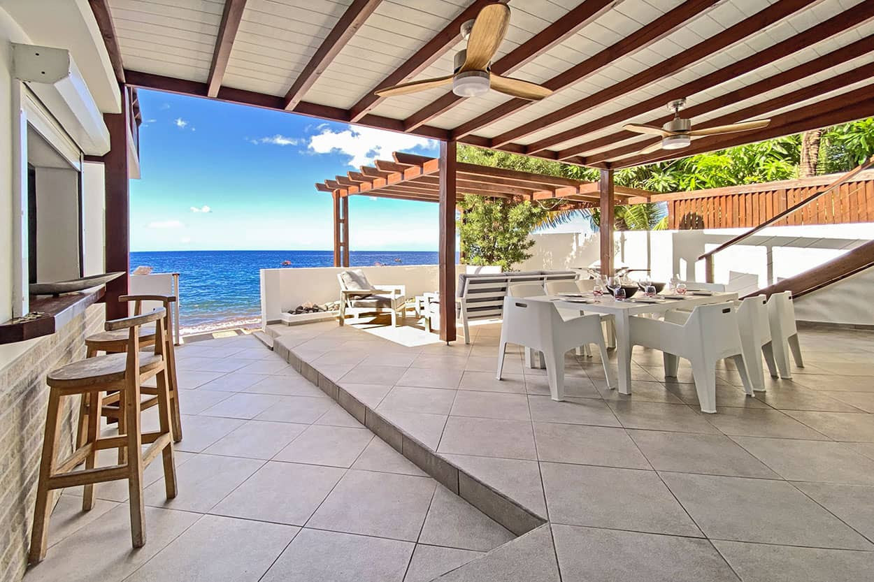 La villa Eve La terrasse en prolongement du salon en accès direct sur la plage.