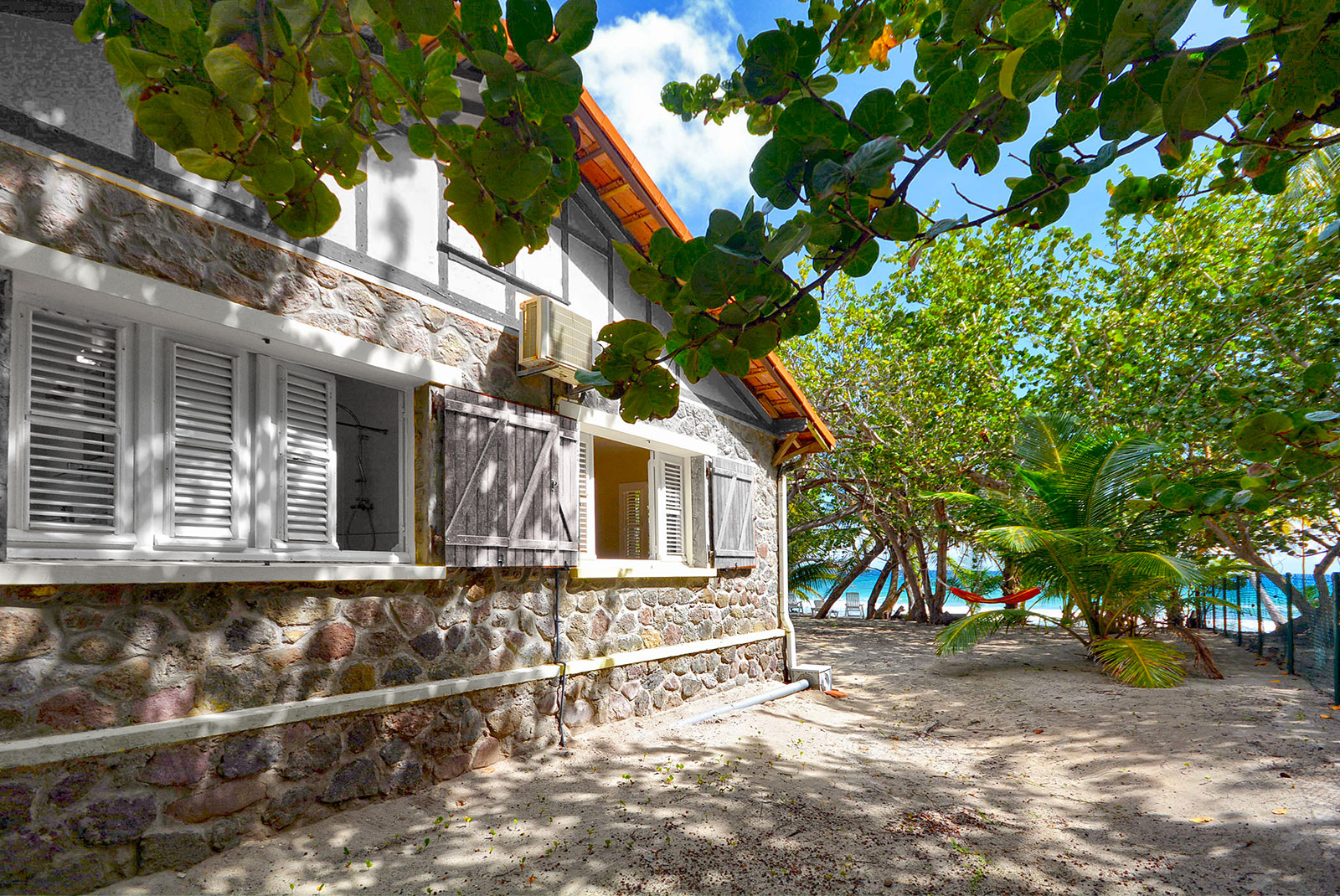 MACATA Location villa Diamant Martinique pieds dans l'eau vacances - plantée sur la plage du Diamant