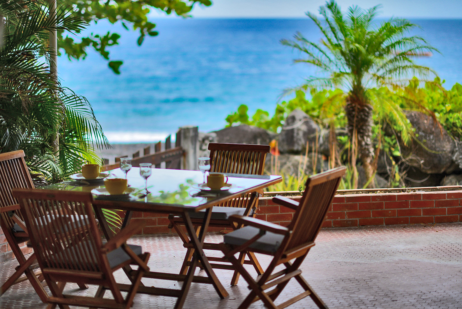 Villa SAINTE PHILOMENE Location Martinique 10 P. sur la plage à Saint