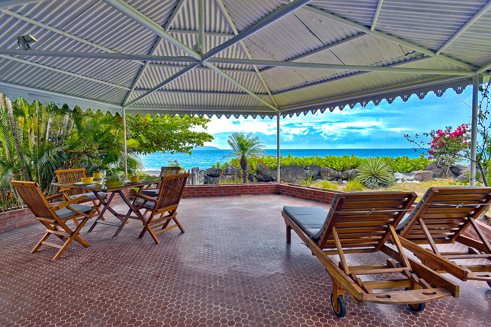 Villa SAINTE PHILOMENE Location Martinique 10 P. sur la plage à Saint