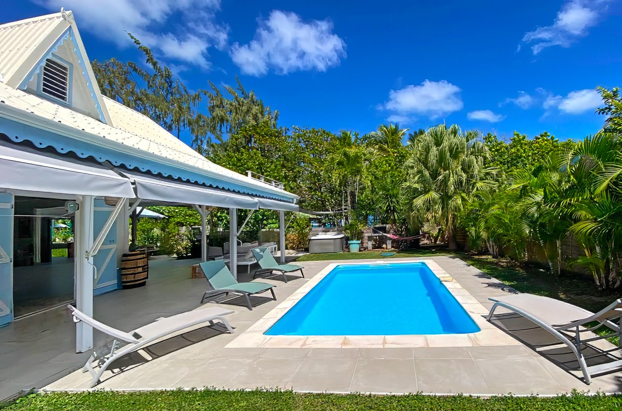 Villa BAMBOU Location villa Martinique sur la plage Tartane Piscine SPA - Piscine petite vue mer au travers des arbres