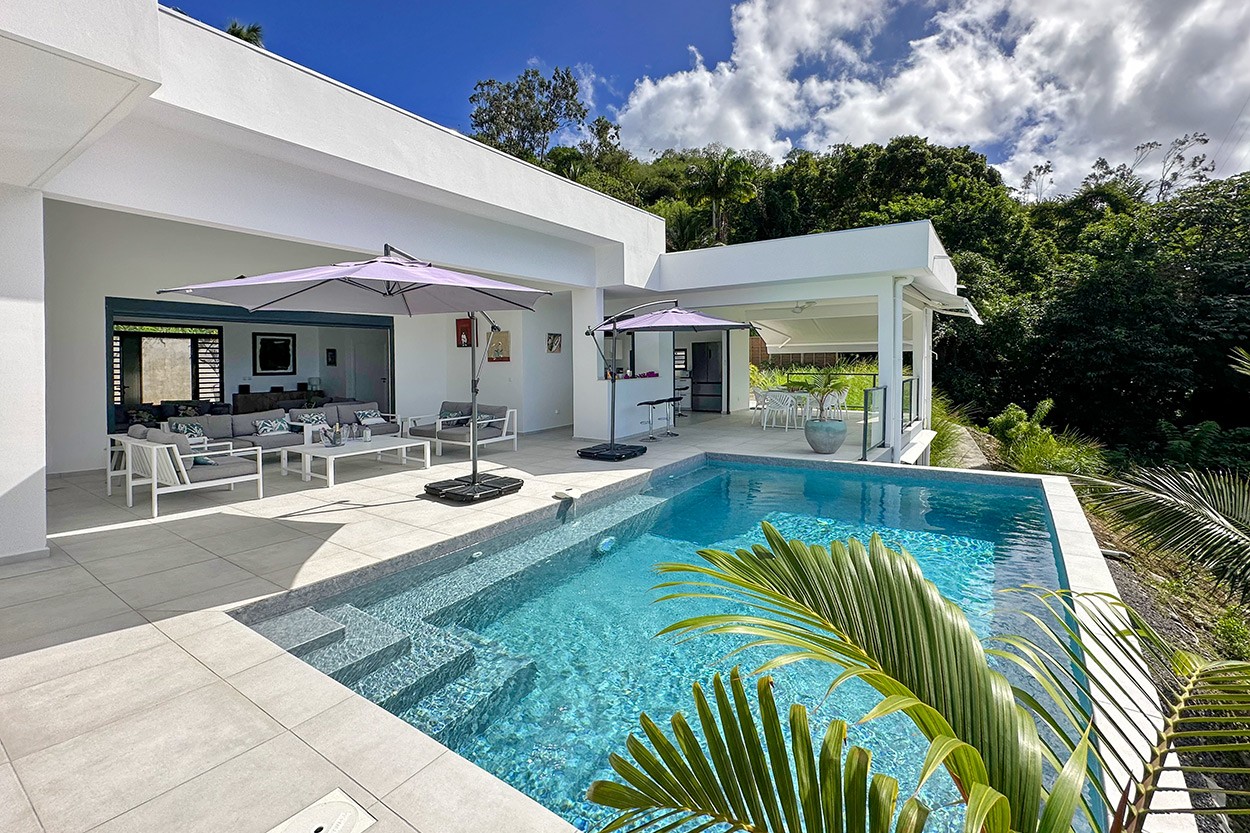 Villa MODERNE 4 chambres location de luxe Martinique Case Pilote piscine vue mer - Bienvenue à la villa MODERNE