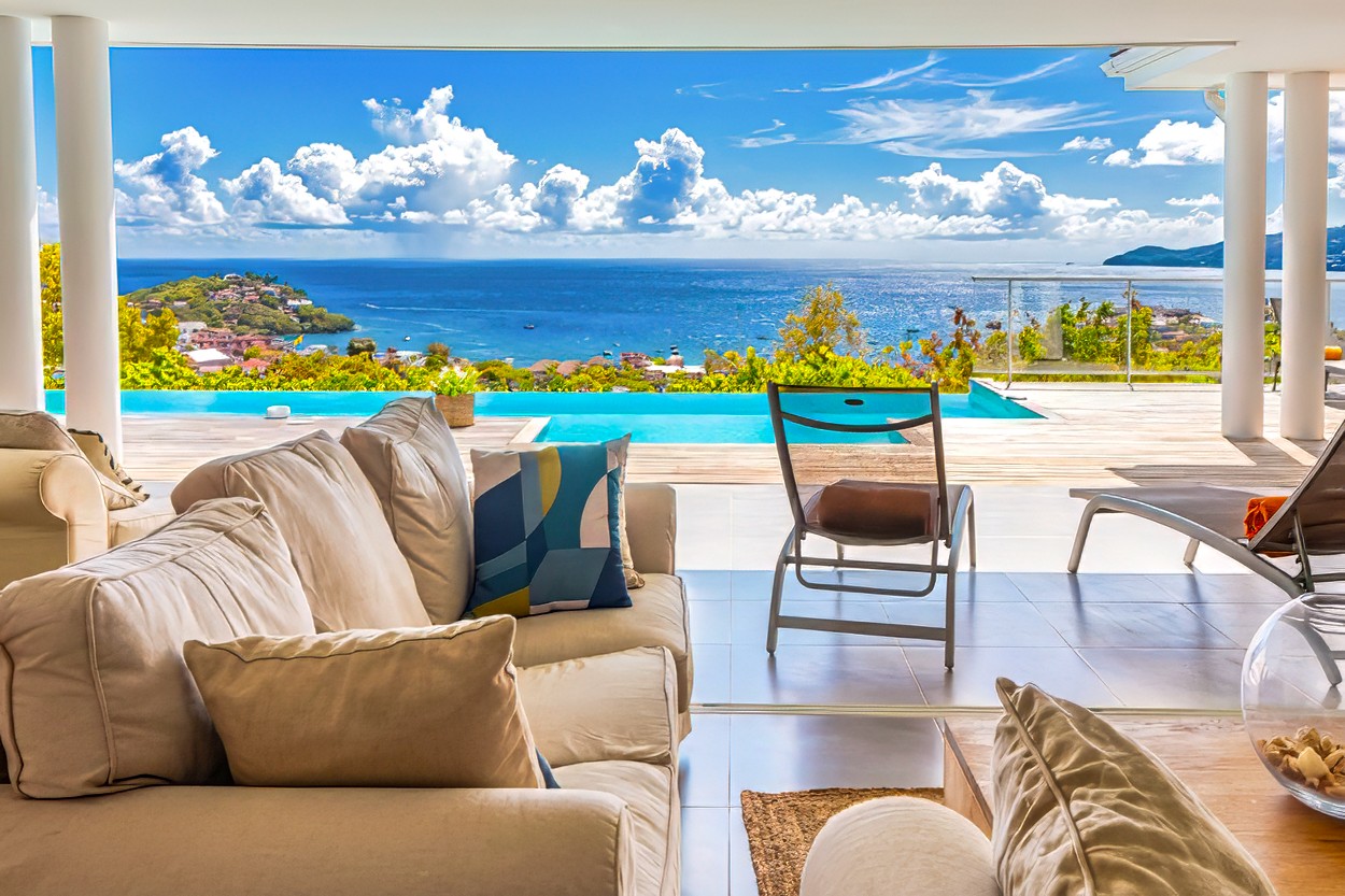 Villa LUXE et PRESTIGE n°1 location Martinique piscine vue mer - Vue sur la piscine depuis le salon intérieur