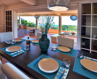 La salle à manger intérieure dans le grand séjour de kaz a lanmou