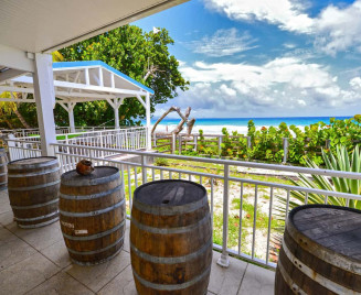 Sur la terrasse de fleur du rocher