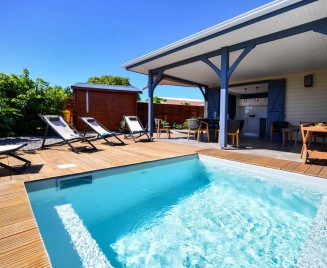 Plongeon dans la piscine villa Kreolina