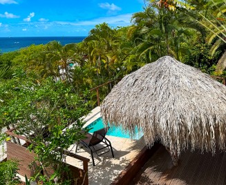 location Vue turquoise Parasol piscine Tartane Martinique vue mer