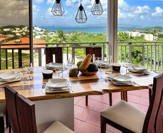 Location avec Spa trois ilets Martinique table