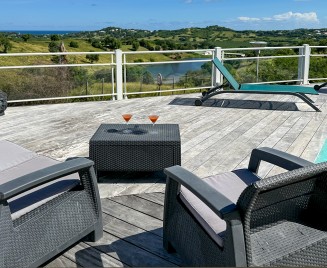 Petit Bungalow le François salon piscine