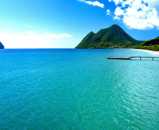 Rocher du diamant et femme couchee