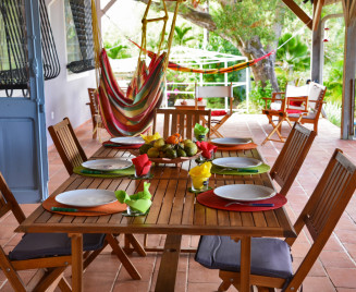 La table sur la grande terrasse de 80 m2