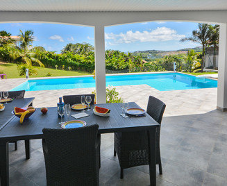 A l'ombre de la terrasse pour vos repas face à la piscine