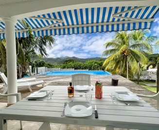 Tweety villa sainte Anne Martinique A table sur la terrasse