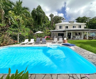 Villa le Lamentin Martinique avec piscine roche volcanique-