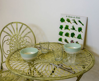 Une petite table dans la cuisine