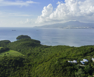 Baie de Fort de france vue des trois ilets et pitons du carbet