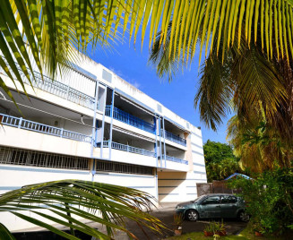 Au deuxième étage d'une résidence à 50 m de la plage