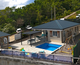 Petite maison sur les hauteurs des 3 ilets