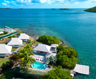 Location villa pieds dans l'eau Martinique avec piscine
