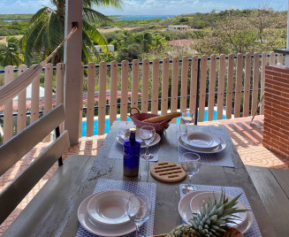 Villa Nymphea cap chevalier La salle à manger sur la terrasse