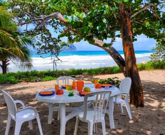 Déjeuner sur la plage du Diamant