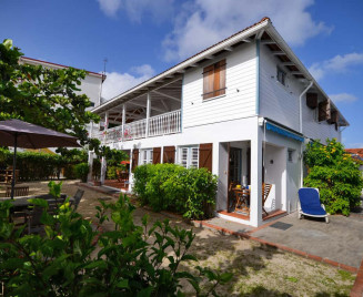 Studio corail au fond à droite de la maison