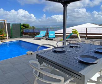 Petite maison piscine sur les hauteurs des trois ilets